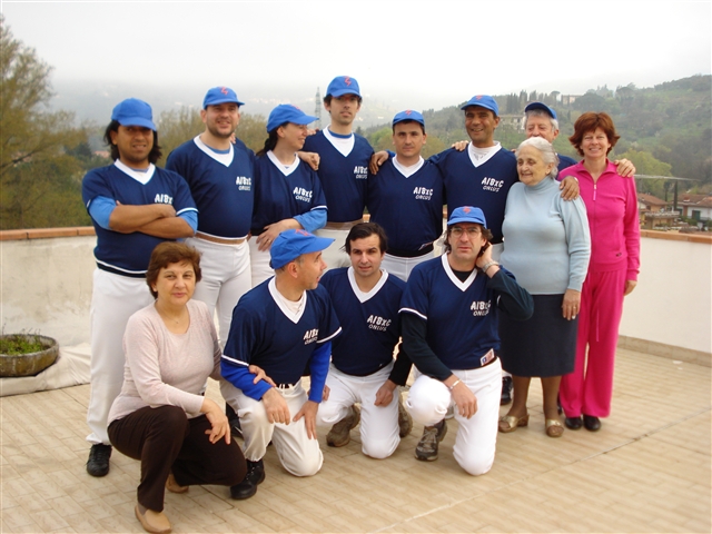 I lampi, sazi di colazione, escono nella gelida mattinata a far la foto. Sullo sfondo una nebbiolina suggestiva, e le colline di Montecatini. Nel gruppo di giocatori in divisa, ci sono anche Chiara, Dianella e la mitica Nonna Liliana che ci ha ospitati!